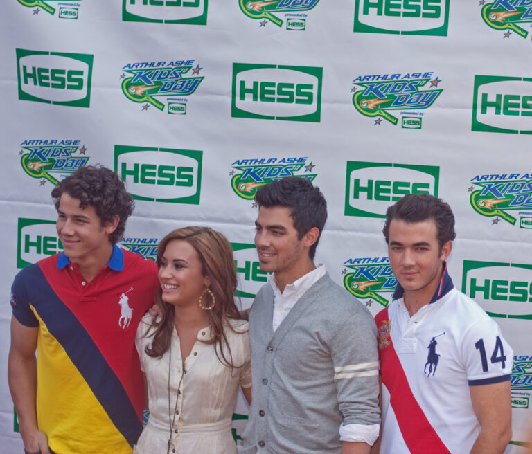 Jonas_Brothers_and_Demi_Lovato